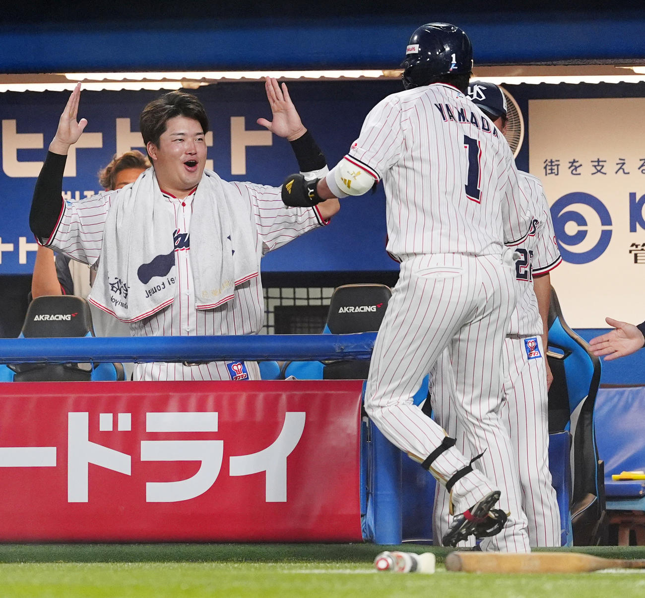 ヤクルト対阪神　2回裏ヤクルト1死、左越えソロ本塁打を放った山田（右）を出迎える村上（撮影・清水貴仁）