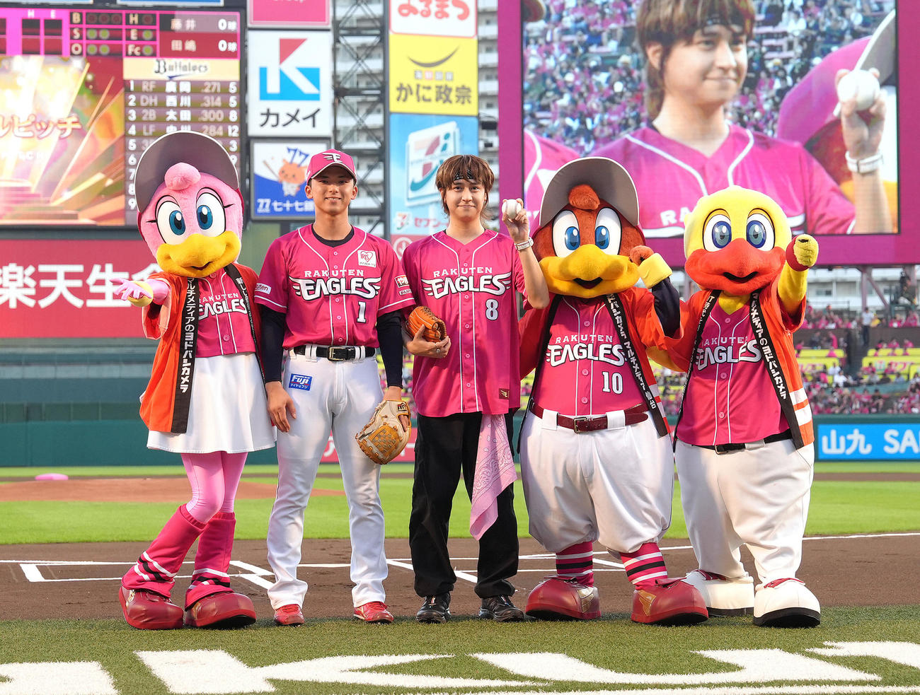 楽天対オリックス　セレモニアルピッチを務めたHey！Say！JUMP八乙女光（中央）は楽天宗山と笑顔で記念撮影（撮影・足立雅史）