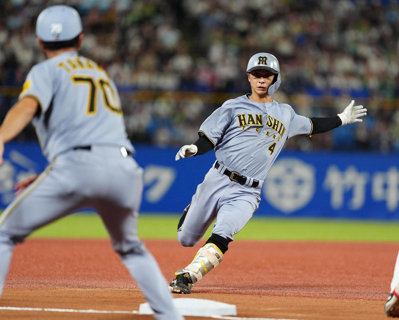 ヤクルト対阪神　5回表阪神1死、右翼線へ三塁打を放つ熊谷（撮影・清水貴仁）