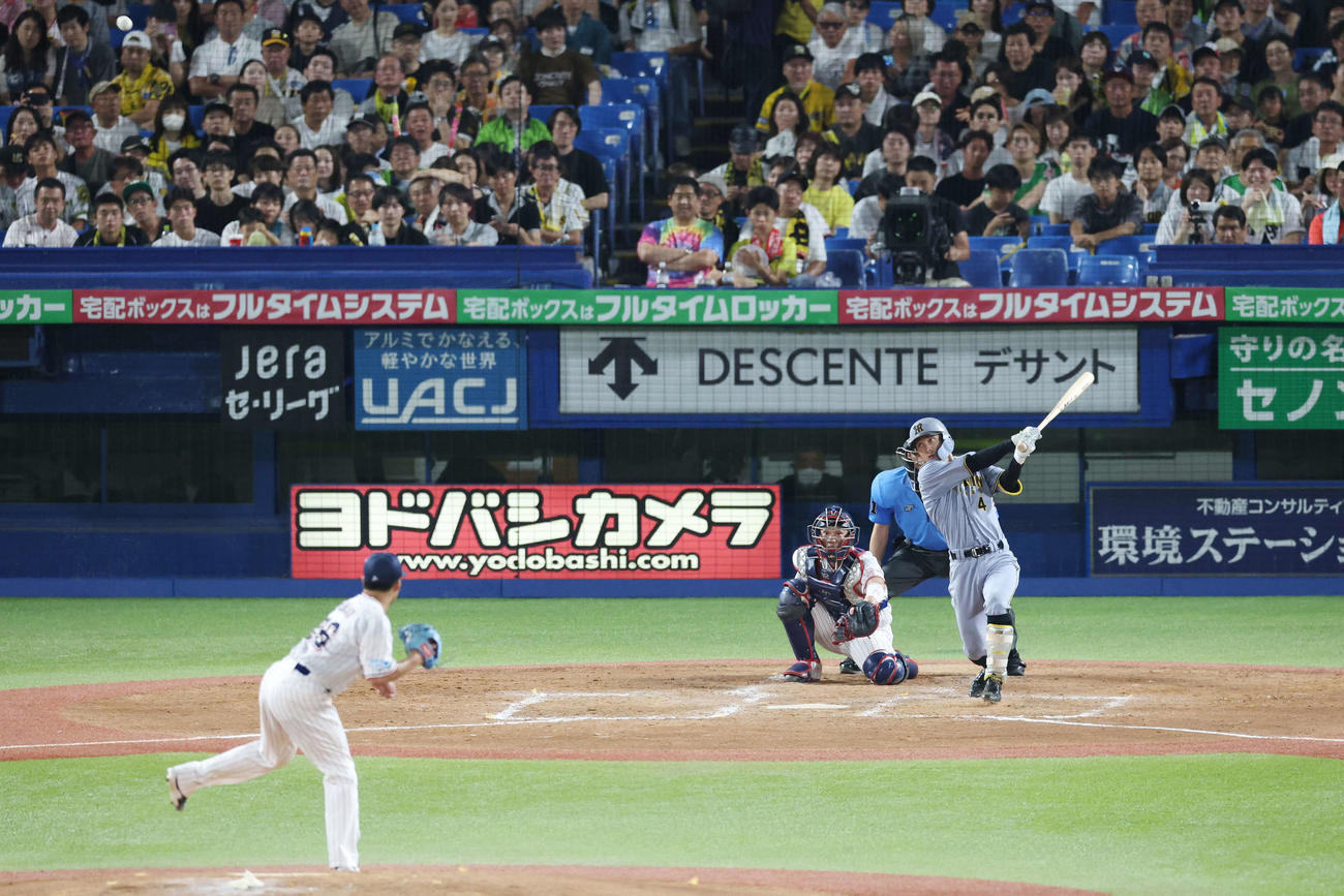 ヤクルト対阪神　5回表阪神1死、右三塁打を放つ熊谷。投手山野（撮影・宮地輝）