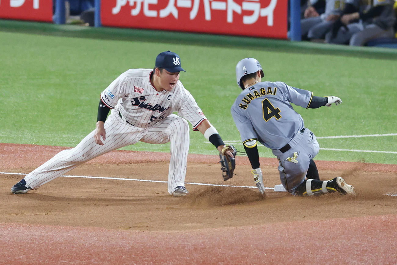 ヤクルト対阪神　5回表阪神1死、右三塁打を放つ熊谷。左は三塁手村上（撮影・宮地輝）