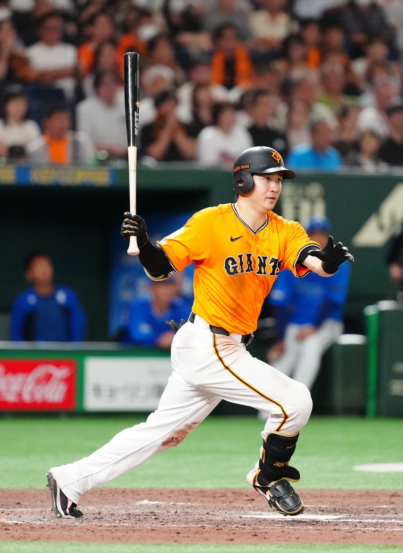 巨人対DeNA 8回裏巨人1死一、二塁、適時二塁打を放つ泉口（撮影・江口和貴）