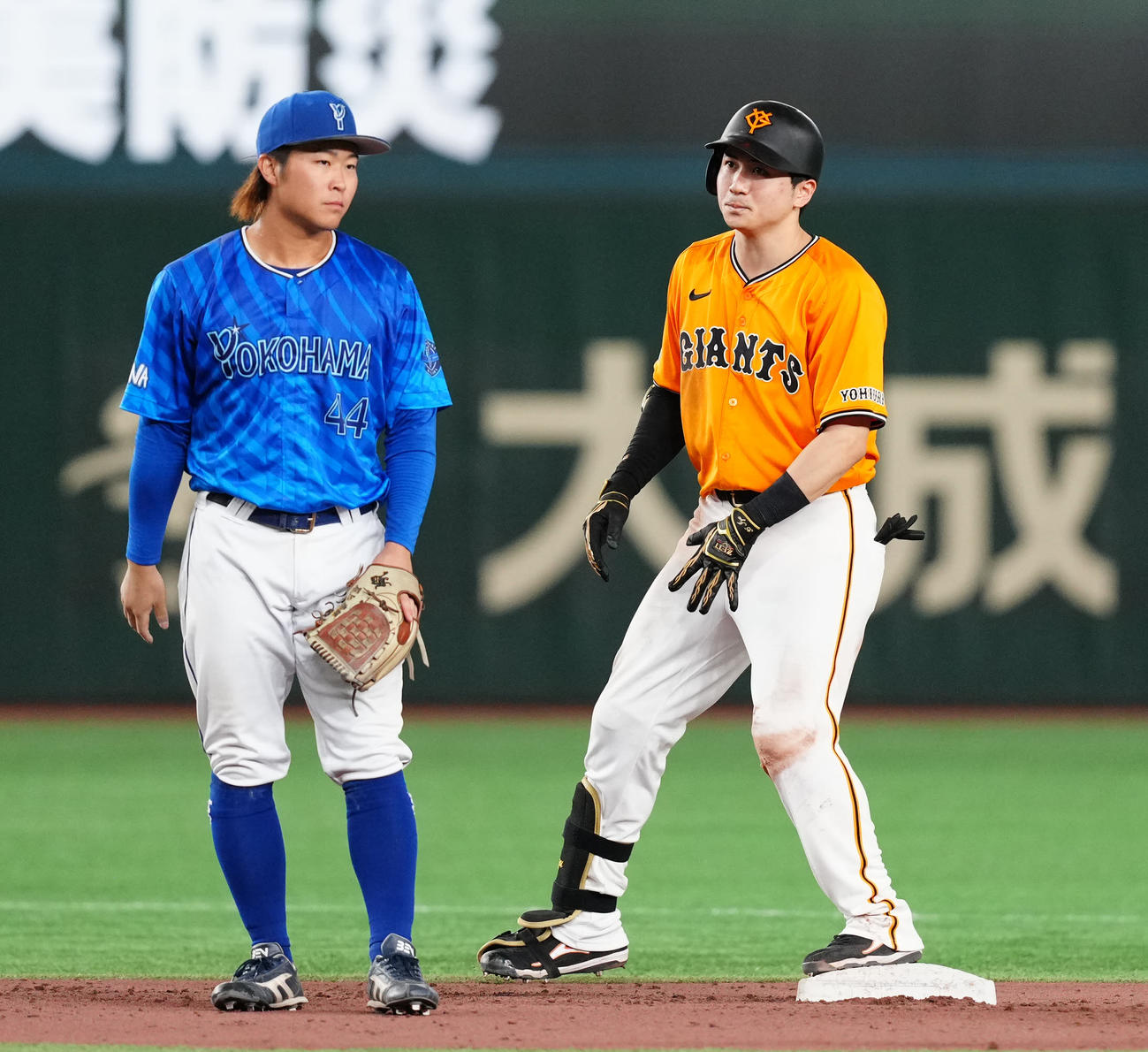 巨人対DeNA 8回裏巨人1死一、二塁、適時二塁打を放った泉口（右）（撮影・江口和貴）