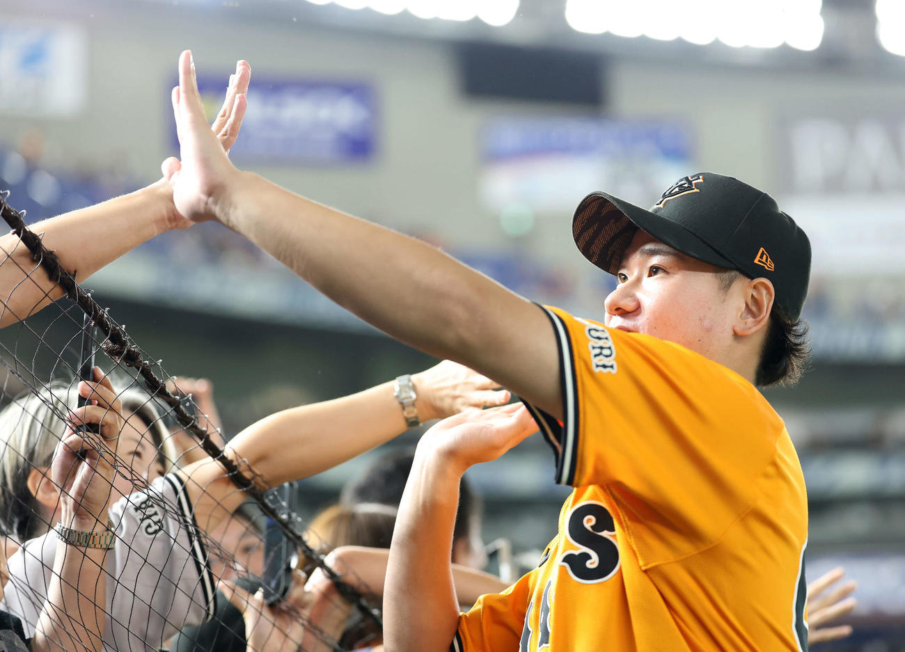 巨人対DeNA　勝利しファンとタッチする巨人井上（撮影・鈴木正人）