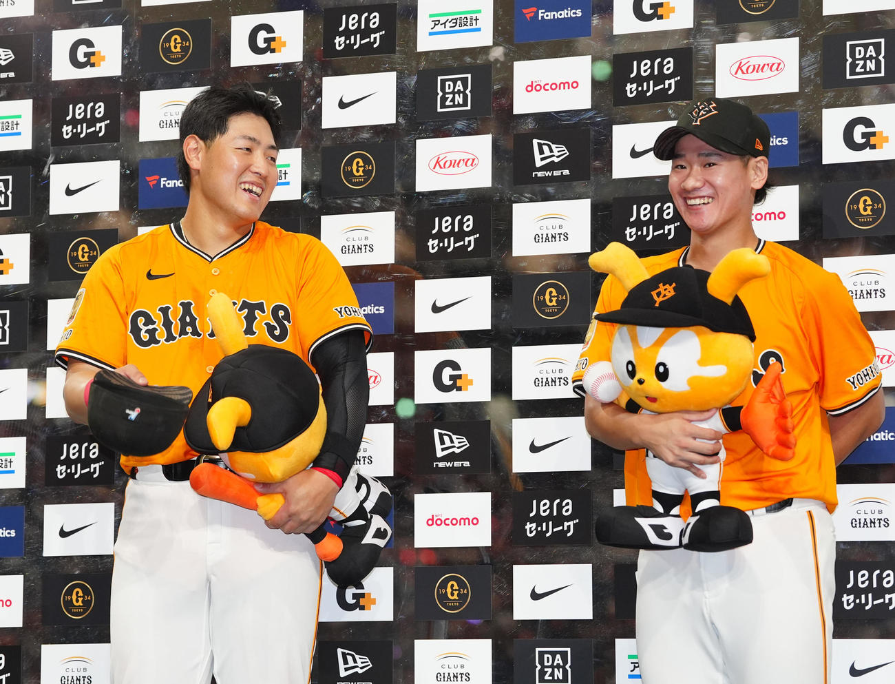 巨人対DeNA　試合後、お立ち台で笑顔を見せる巨人岡本（左）と井上（撮影・江口和貴）