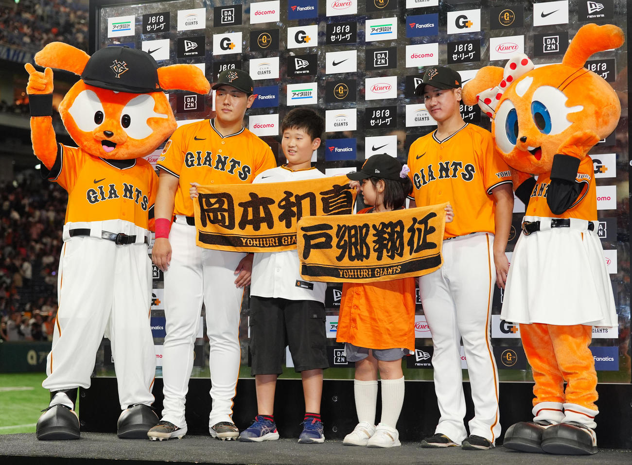 巨人対DeNA　試合後、お立ち台でファンと写真に納まる巨人岡本（中央左）と井上（同右）（撮影・江口和貴）