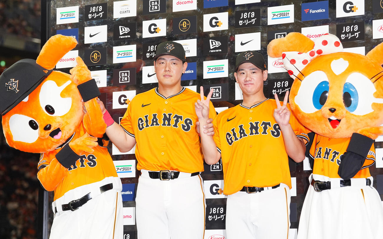 巨人対DeNA　試合後、お立ち台で写真に納まる巨人岡本（中央左）と井上（同右）（撮影・江口和貴）