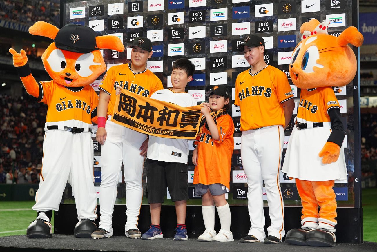 巨人対DeNA　試合後、お立ち台でファンと写真に納まる巨人岡本（中央左）と井上（同右）（撮影・江口和貴）