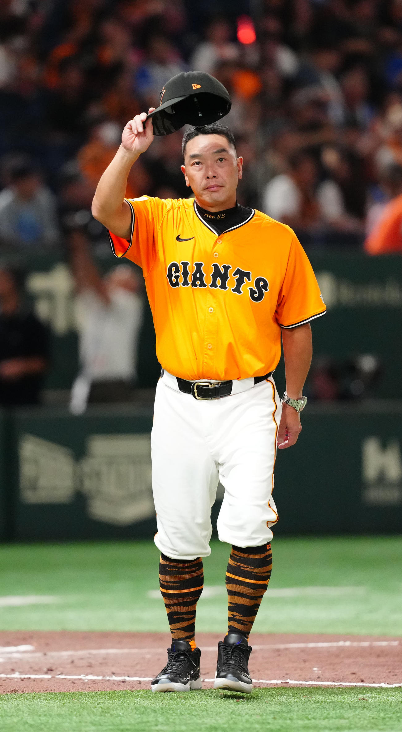 巨人対DeNA　試合後、ファンにあいさつする巨人阿部監督（撮影・江口和貴）