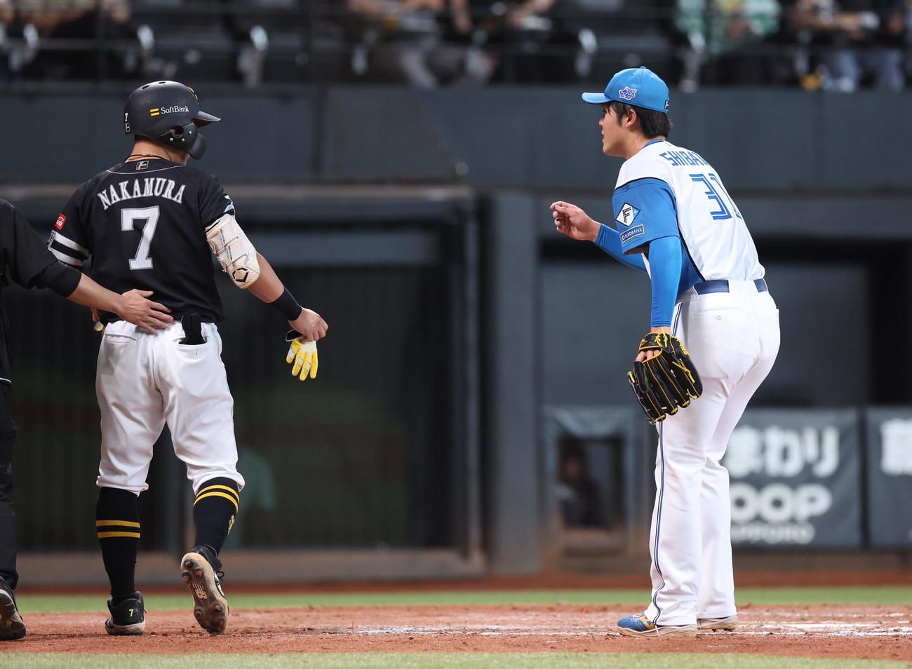 日本ハム対ソフトバンク　8回表ソフトバンク2死一、三塁、中村に死球を与え謝罪する柴田（撮影・黒川智章）