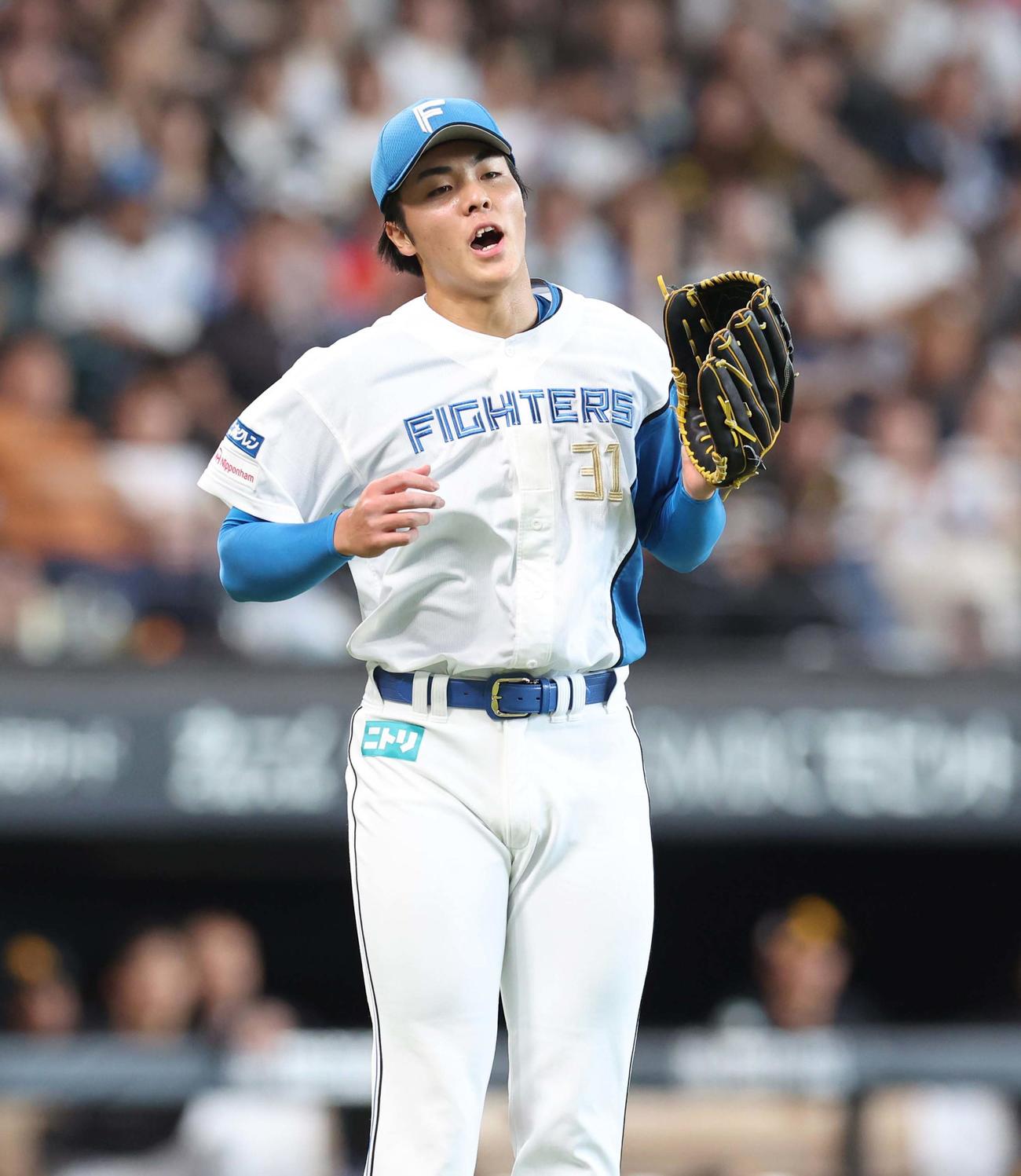 日本ハム対ソフトバンク　6回表ソフトバンク1死一塁、今宮を併殺にとり叫ぶ柴田（撮影・黒川智章）