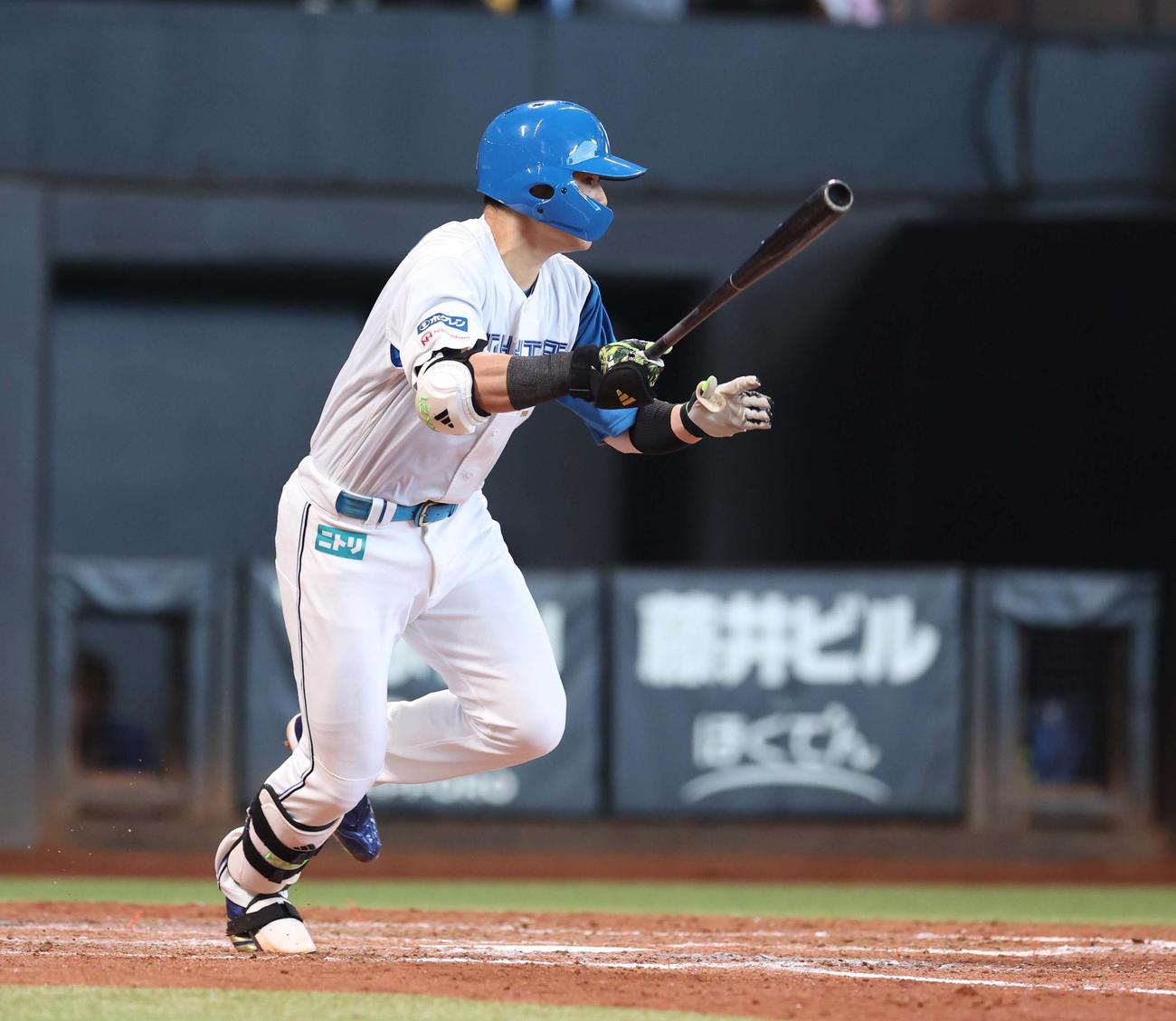 日本ハム対ソフトバンク　4回裏日本ハム2死一、三塁、中前適時打を放つ清宮幸（撮影・黒川智章）