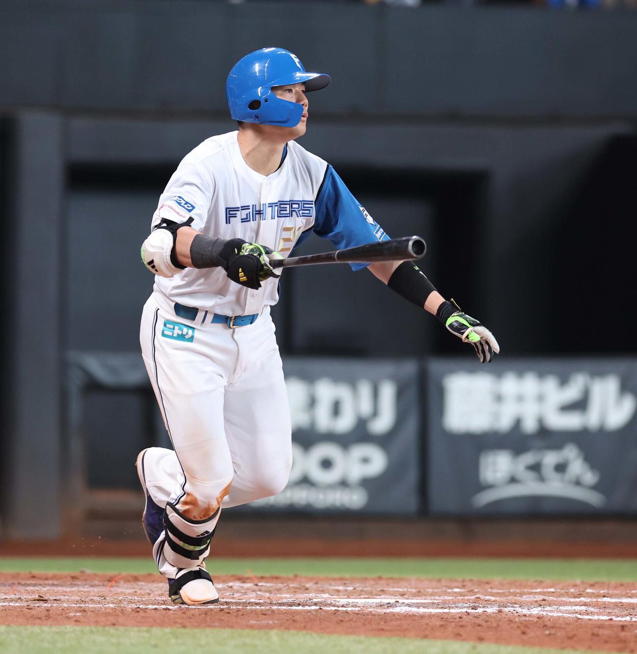 日本ハム対ソフトバンク　8回裏日本ハム2死、右前打を放つ清宮幸（撮影・黒川智章）