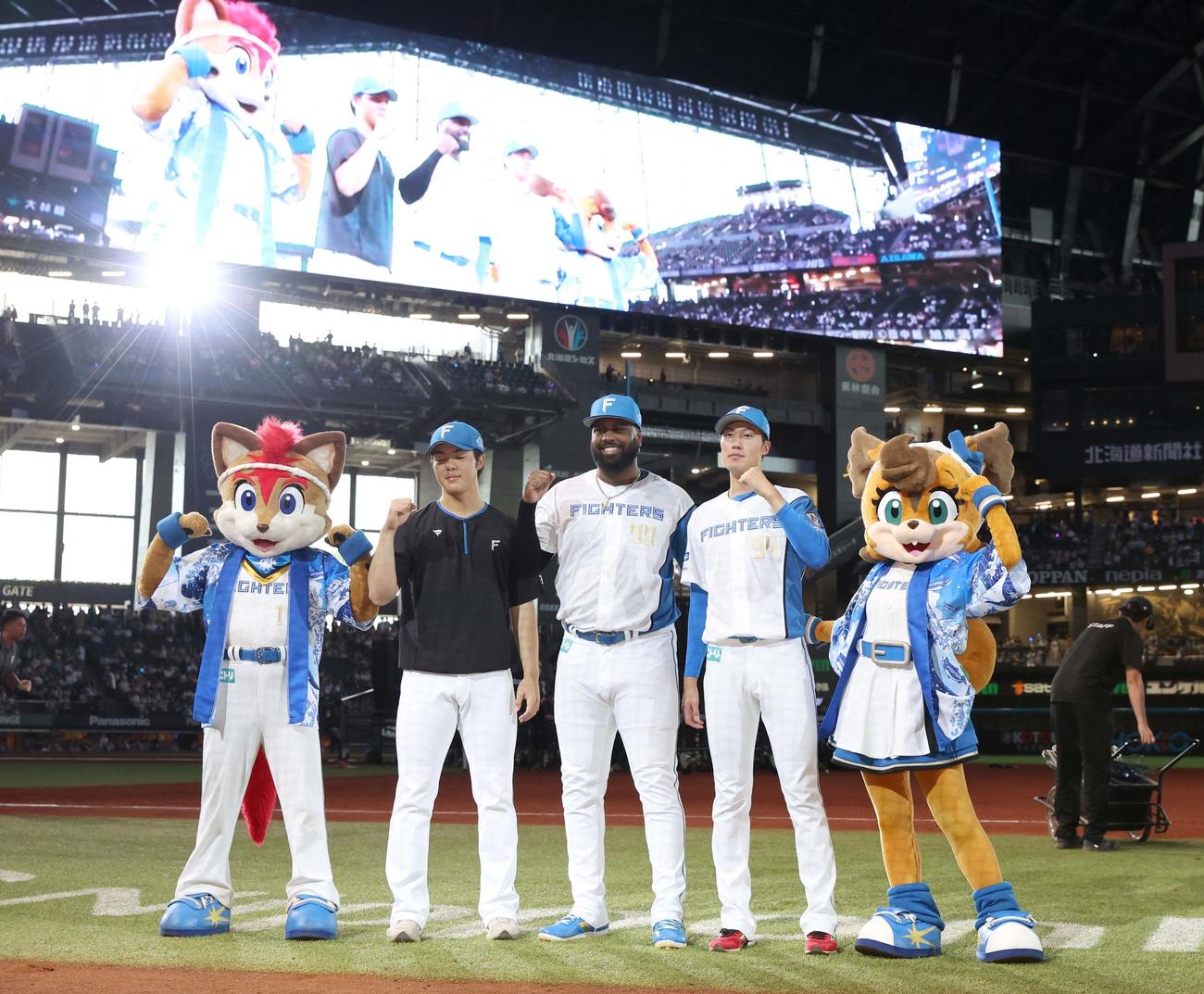 日本ハム対ソフトバンク　試合後、笑顔でガッツポーズの左から柴田、レイエス、福島（撮影・黒川智章）
