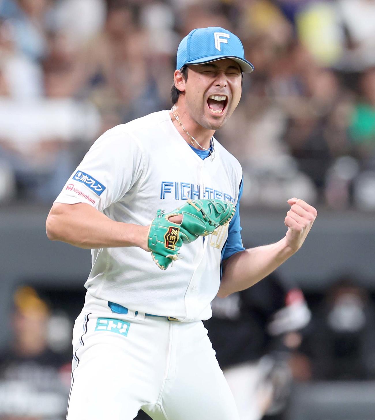 日本ハム対ソフトバンク　8回表ソフトバンク2死満塁、佐藤直を三振にとり叫ぶ上原（撮影・黒川智章）