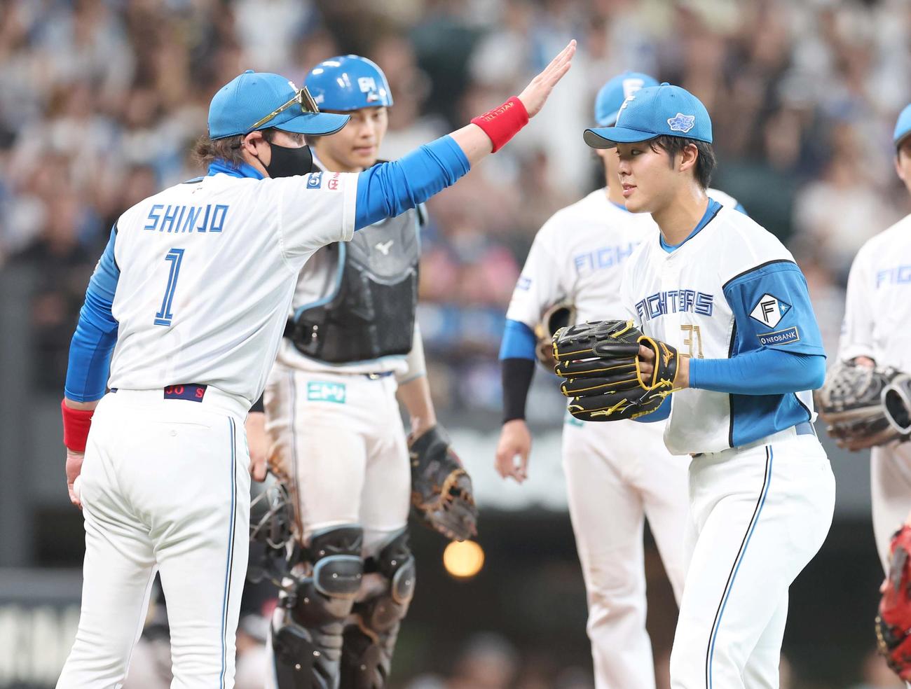 日本ハム対ソフトバンク　8回表、途中降板の柴田の頭をたたき労う新庄監督（撮影・黒川智章）