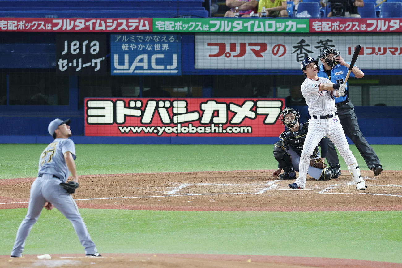 ヤクルト対阪神　2回裏ヤクルト1死、左越えソロ本塁打を放つ山田。投手伊藤将（撮影・宮地輝）
