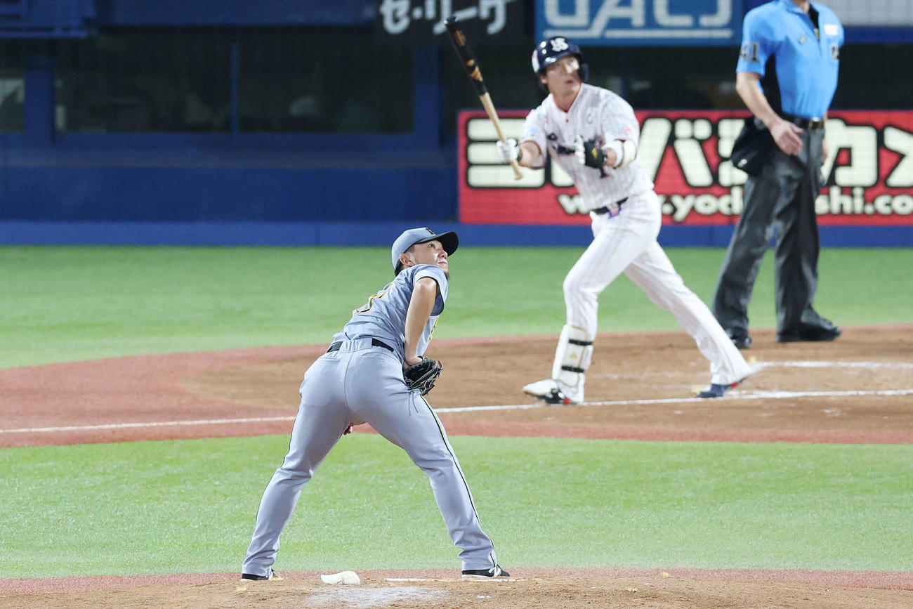 ヤクルト対阪神　2回裏ヤクルト1死、山田に左越えソロ本塁打を浴びる伊藤将（撮影・宮地輝）