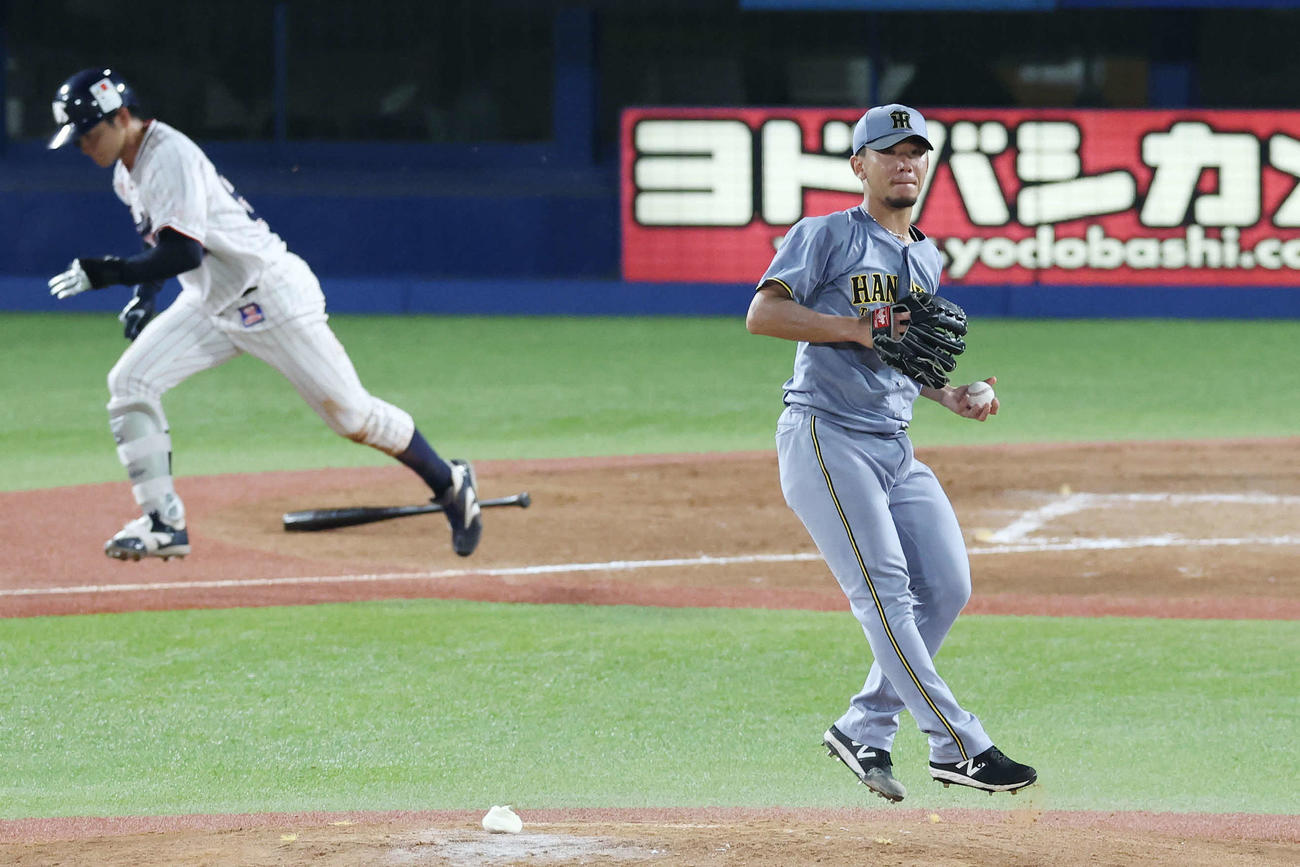 ヤクルト対阪神　3回裏ヤクルト無死、岩田を投ゴロに仕留める伊藤将（撮影・宮地輝）