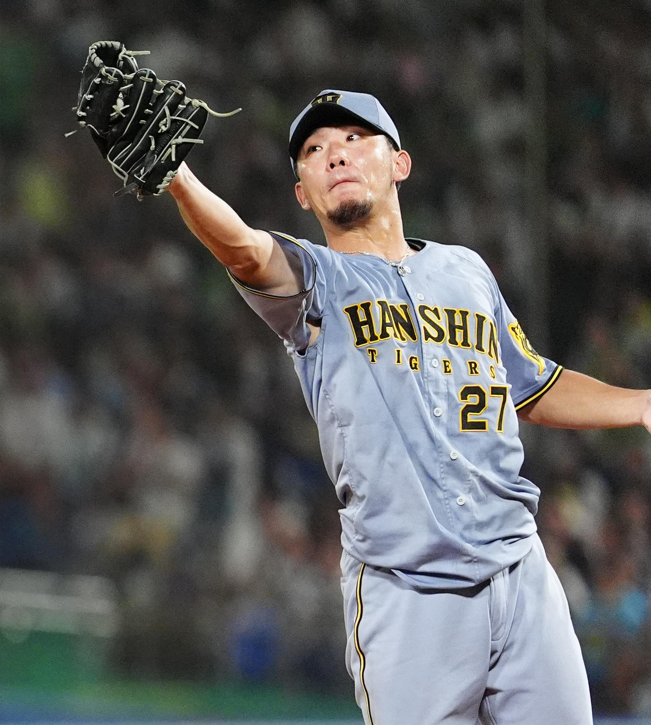 ヤクルト対阪神　3回裏ヤクルト無死、岩田の投手返しの打球を好捕する伊藤将（撮影・清水貴仁）