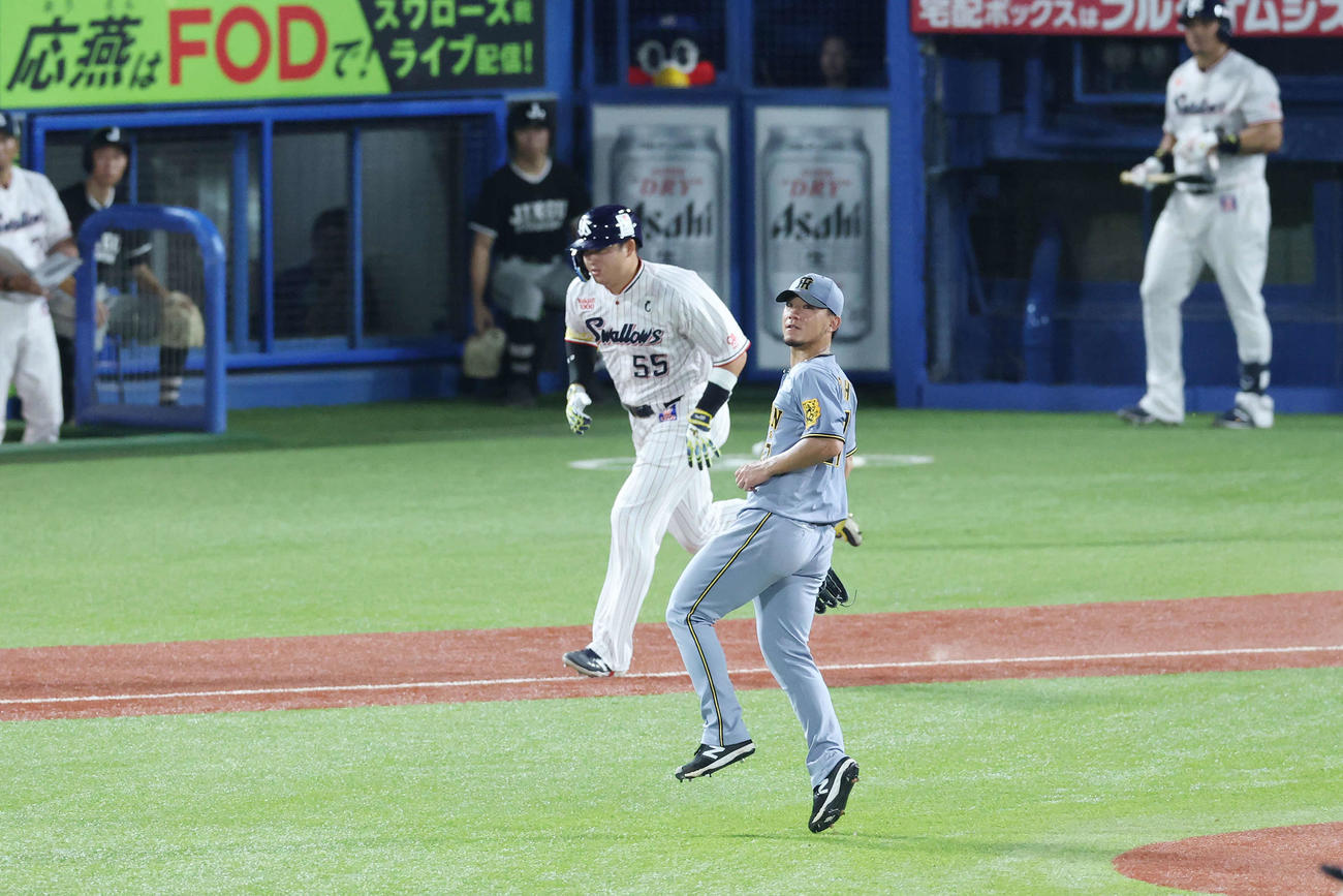 ヤクルト対阪神　3回裏ヤクルト2死、村上を二ゴロに仕留める伊藤将（撮影・宮地輝）