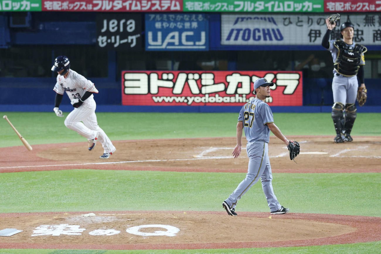 ヤクルト対阪神　5回裏ヤクルト2死二、三塁、内山を左飛に仕留める伊藤将（撮影・宮地輝）
