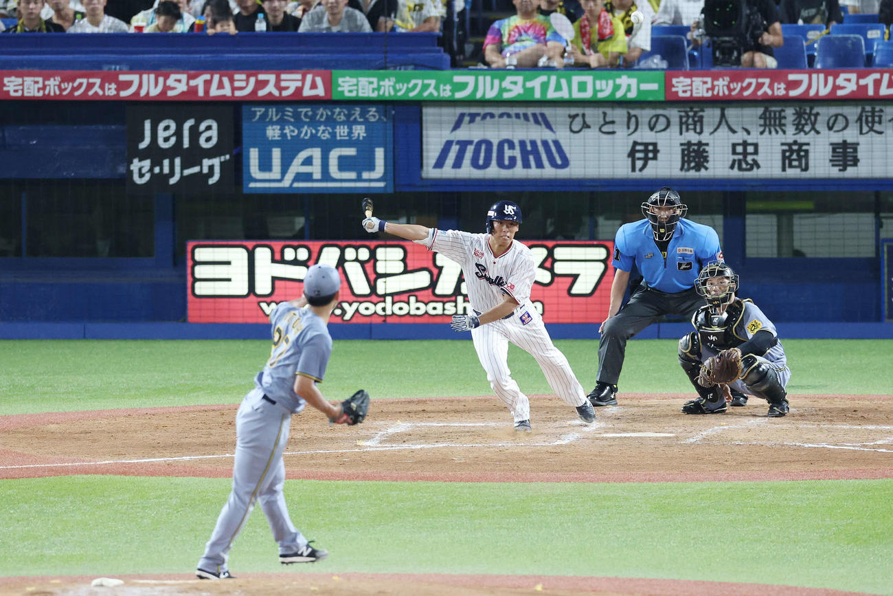 ヤクルト対阪神　5回裏ヤクルト1死、内野安打を放つ山野。投手伊藤将（撮影・宮地輝）