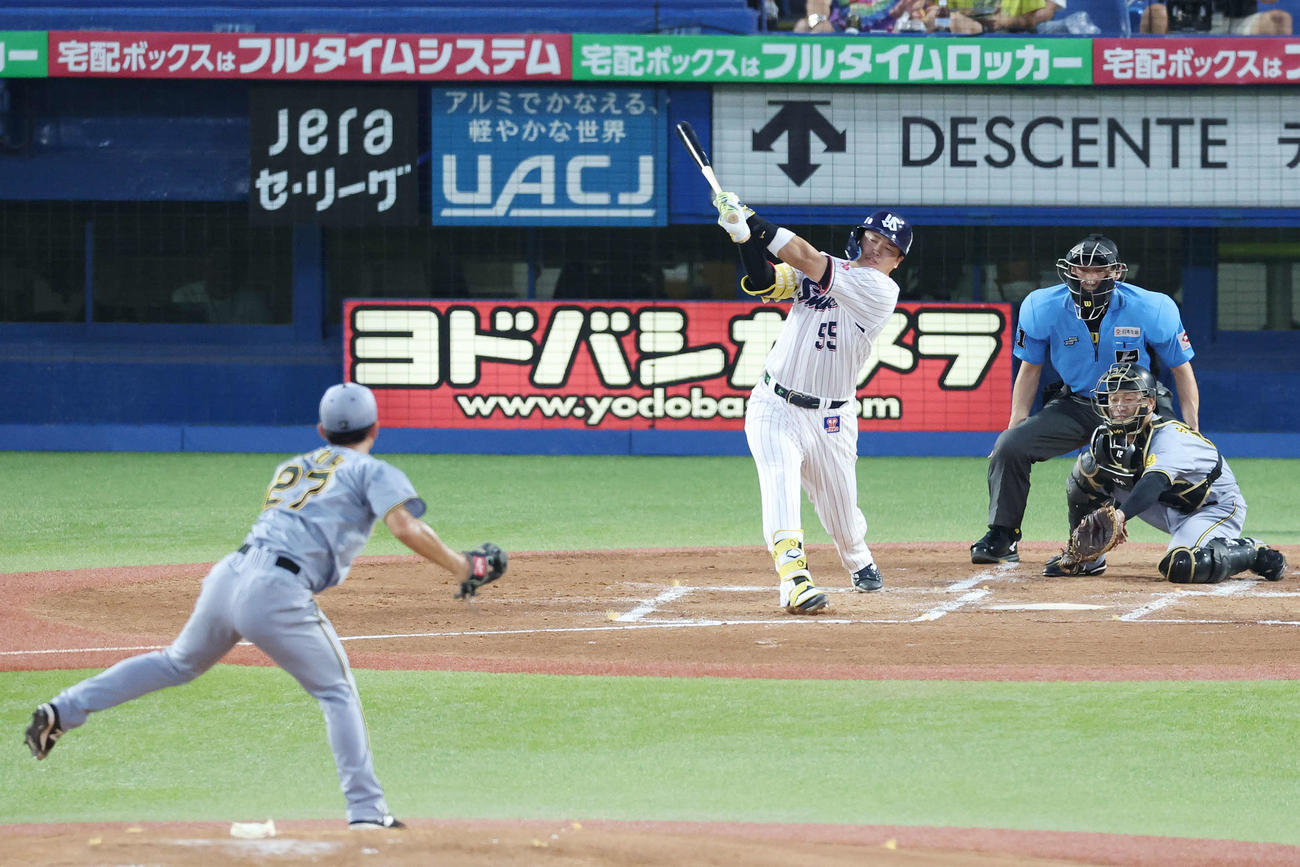 ヤクルト対阪神　1回裏ヤクルト2死二塁、空振り三振に倒れる村上。投手伊藤将（撮影・宮地輝）