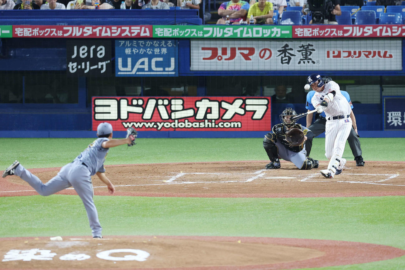 ヤクルト対阪神　2回裏ヤクルト1死、左越えソロ本塁打を放つ山田。投手伊藤将（撮影・宮地輝）