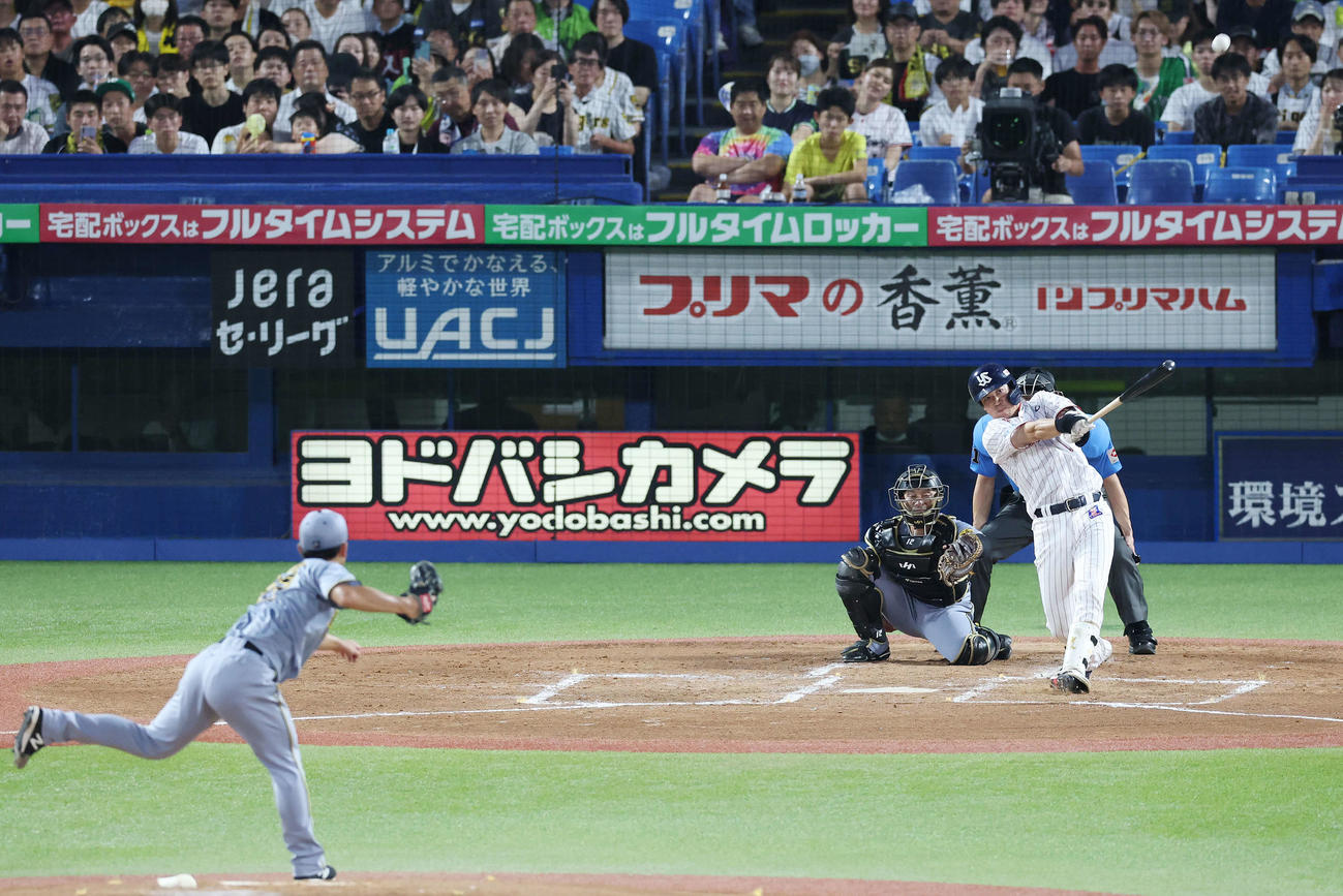 ヤクルト対阪神　2回裏ヤクルト1死、左越えソロ本塁打を放つ山田。投手伊藤将（撮影・宮地輝）