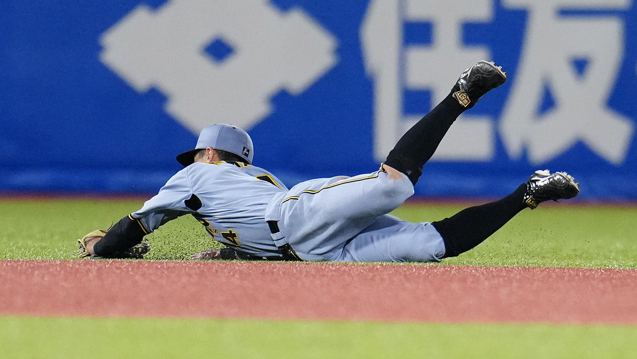 ヤクルト対阪神　7回裏ヤクルト2死、太田の打球を好捕する遊撃手熊谷（撮影・鈴木みどり）