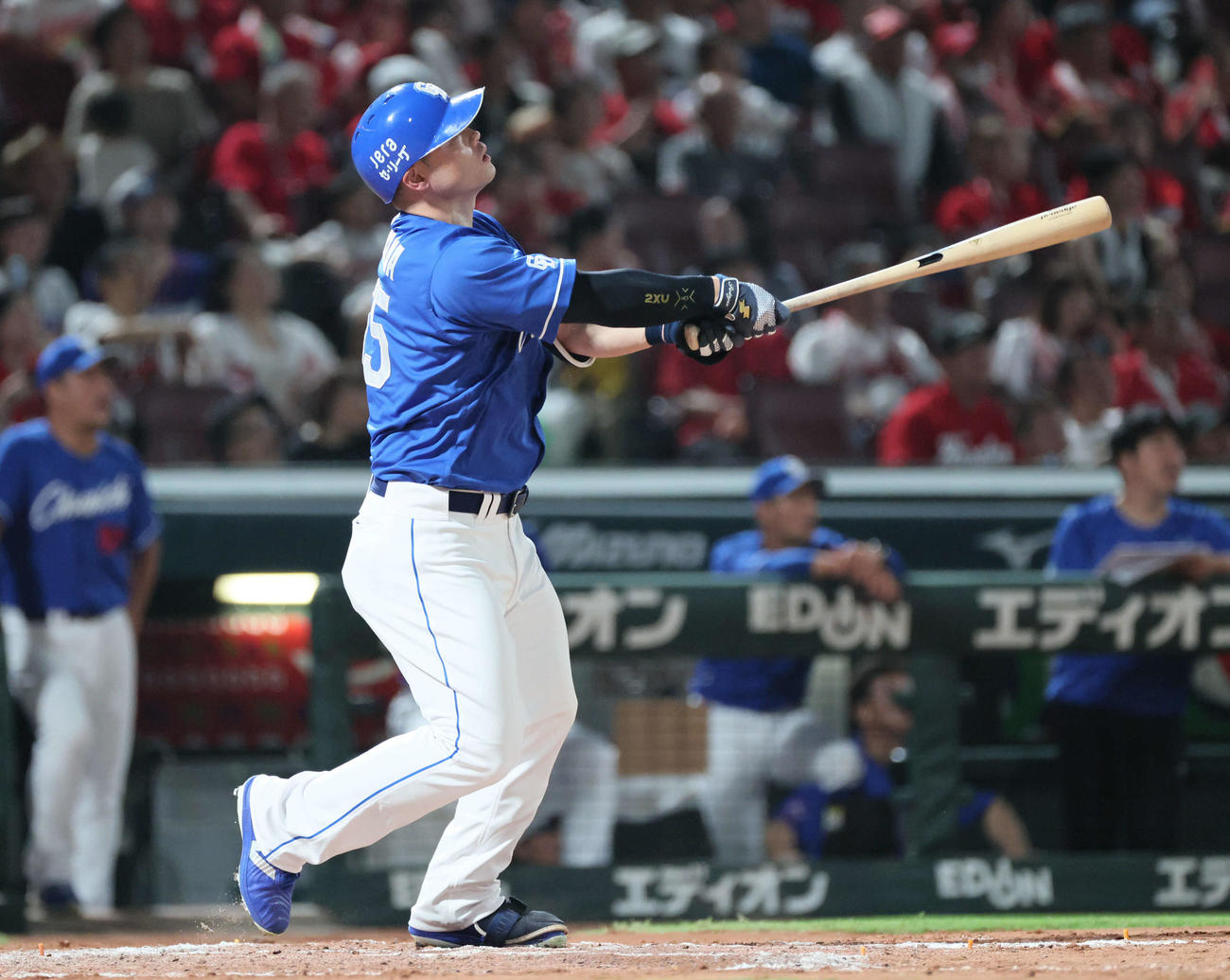 広島対中日　8回表中日2死、細川は中越え本塁打を放つ（撮影・加藤孝規）