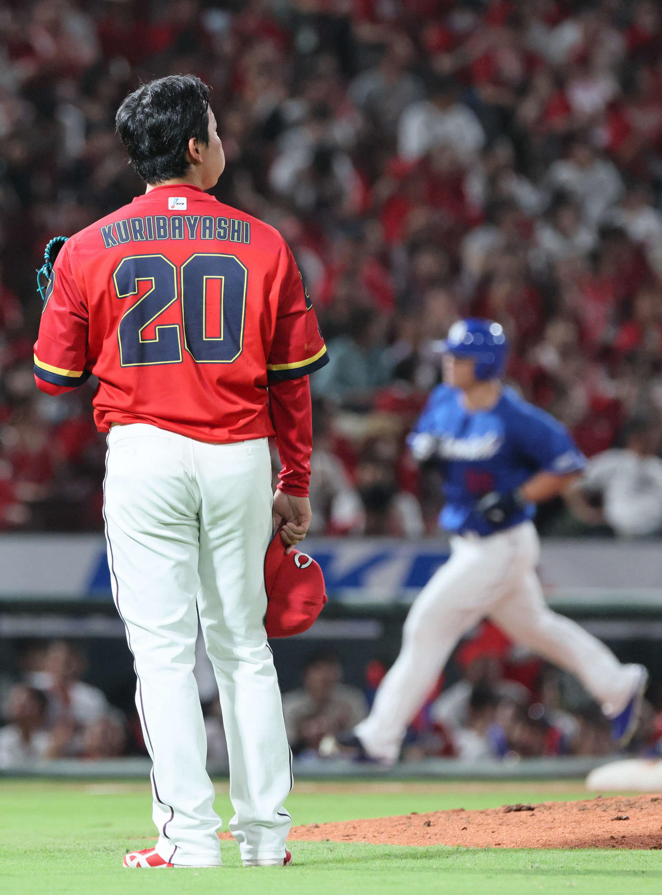 広島対中日　8回表中日2死、細川に中越え本塁打を浴びた栗林（撮影・加藤孝規）