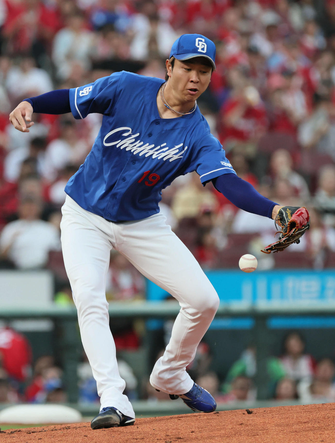 広島対中日　1回裏広島無死、中村奨成の打球を止める中日先発の高橋宏（撮影・加藤孝規）