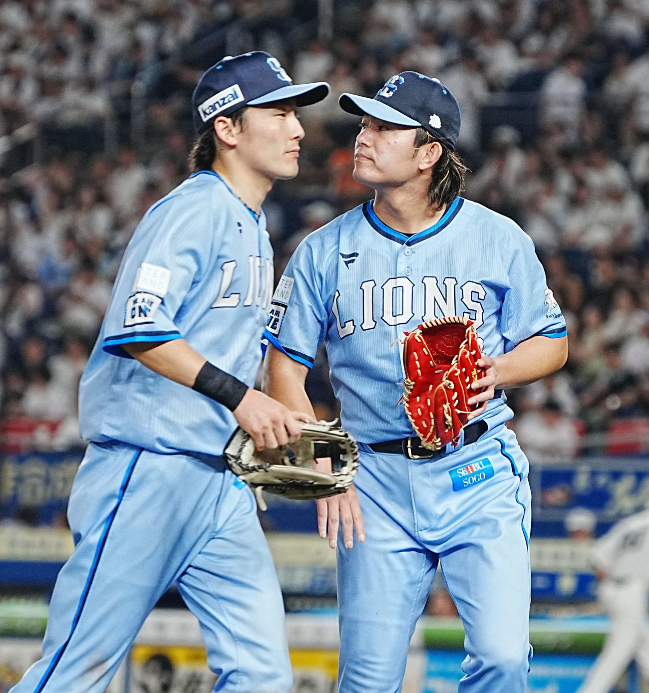 ロッテ対西武　6回の投球を終え源田（左）とタッチする西武先発の今井（撮影・小沢裕）