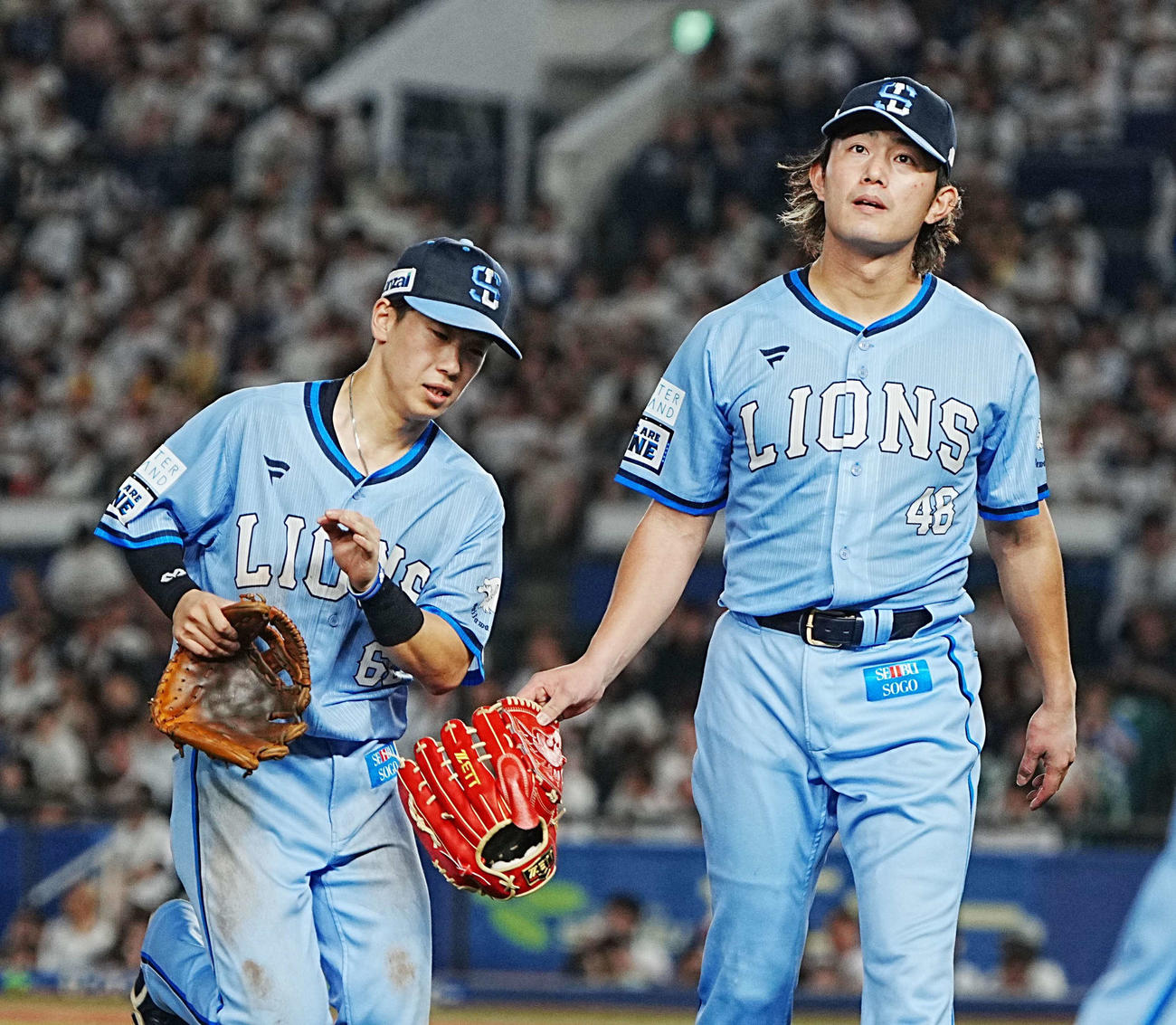 ロッテ対西武　7回の投球を終え滝沢（左）とタッチする西武先発の今井（撮影・小沢裕）
