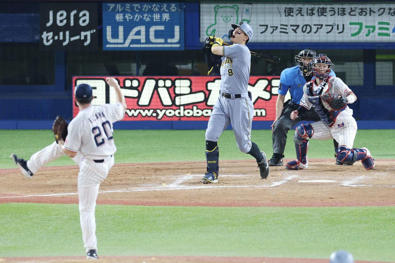 ヤクルト対阪神　8回表阪神1死満塁、空振り三振に倒れる佐藤輝。投手木沢（撮影・宮地輝）