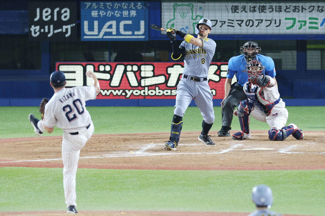 ヤクルト対阪神　8回表阪神1死満塁、空振り三振に倒れる佐藤輝。投手木沢（撮影・宮地輝）