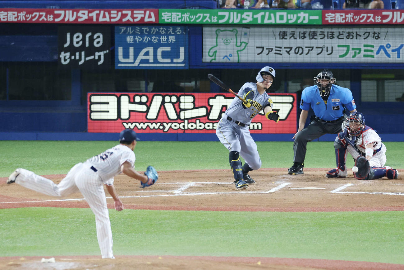 ヤクルト対阪神　6回表阪神1死一塁、空振り三振に倒れる佐藤輝。投手山野（撮影・宮地輝）