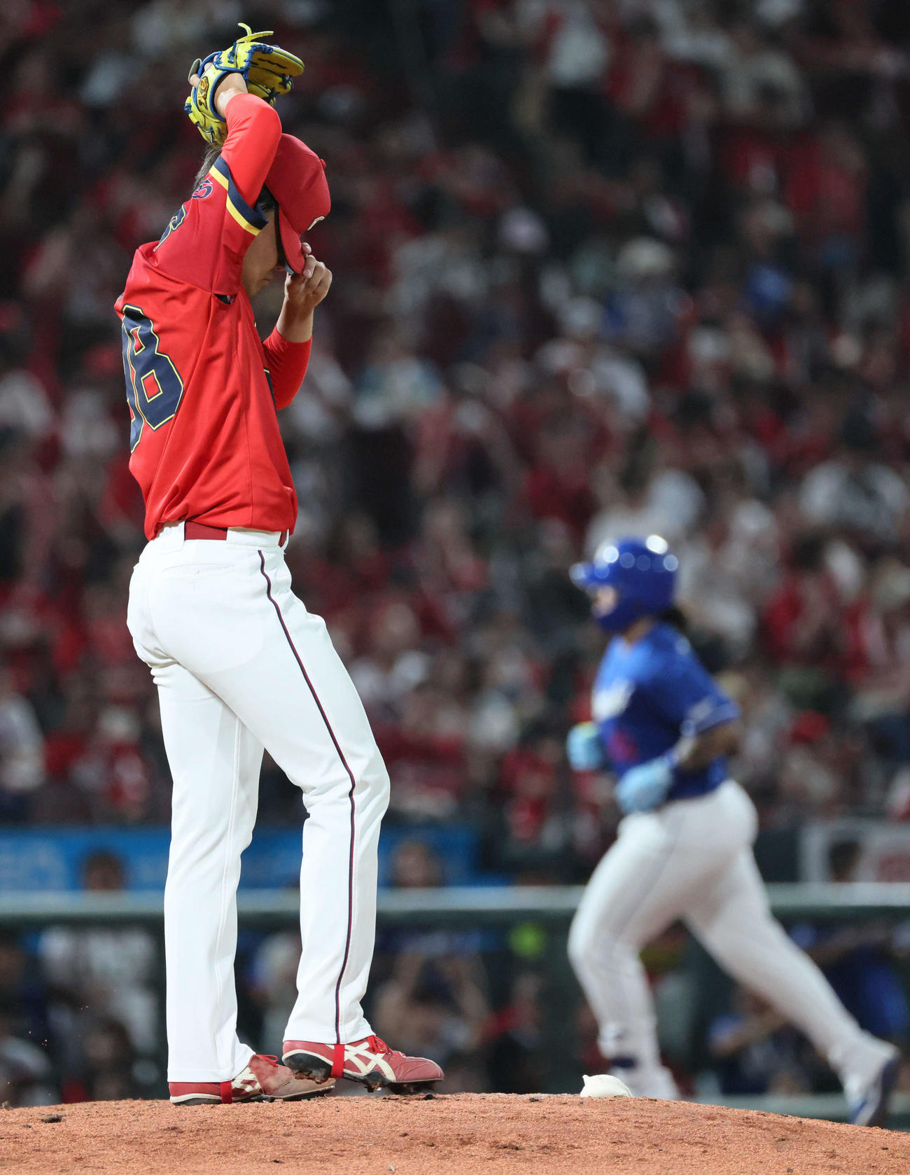 広島対中日　9回表中日無死、チェイビスに左越え本塁打を浴びた辻（撮影・加藤孝規）