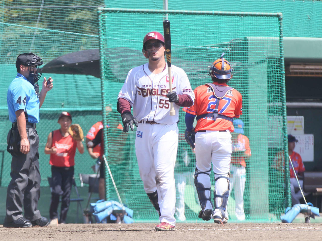 楽天対オイシックス　打席を後にする楽天安田（撮影・高橋香奈）