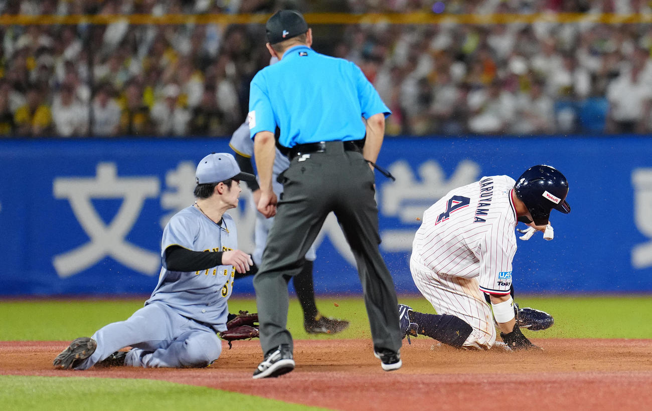 ヤクルト対阪神　8回裏ヤクルト2死一塁、打者オスナの時、二盗する一塁走者丸山和。二塁手中野は捕手坂本の悪送球を捕球できず、丸山和は三進する（撮影・鈴木みどり）