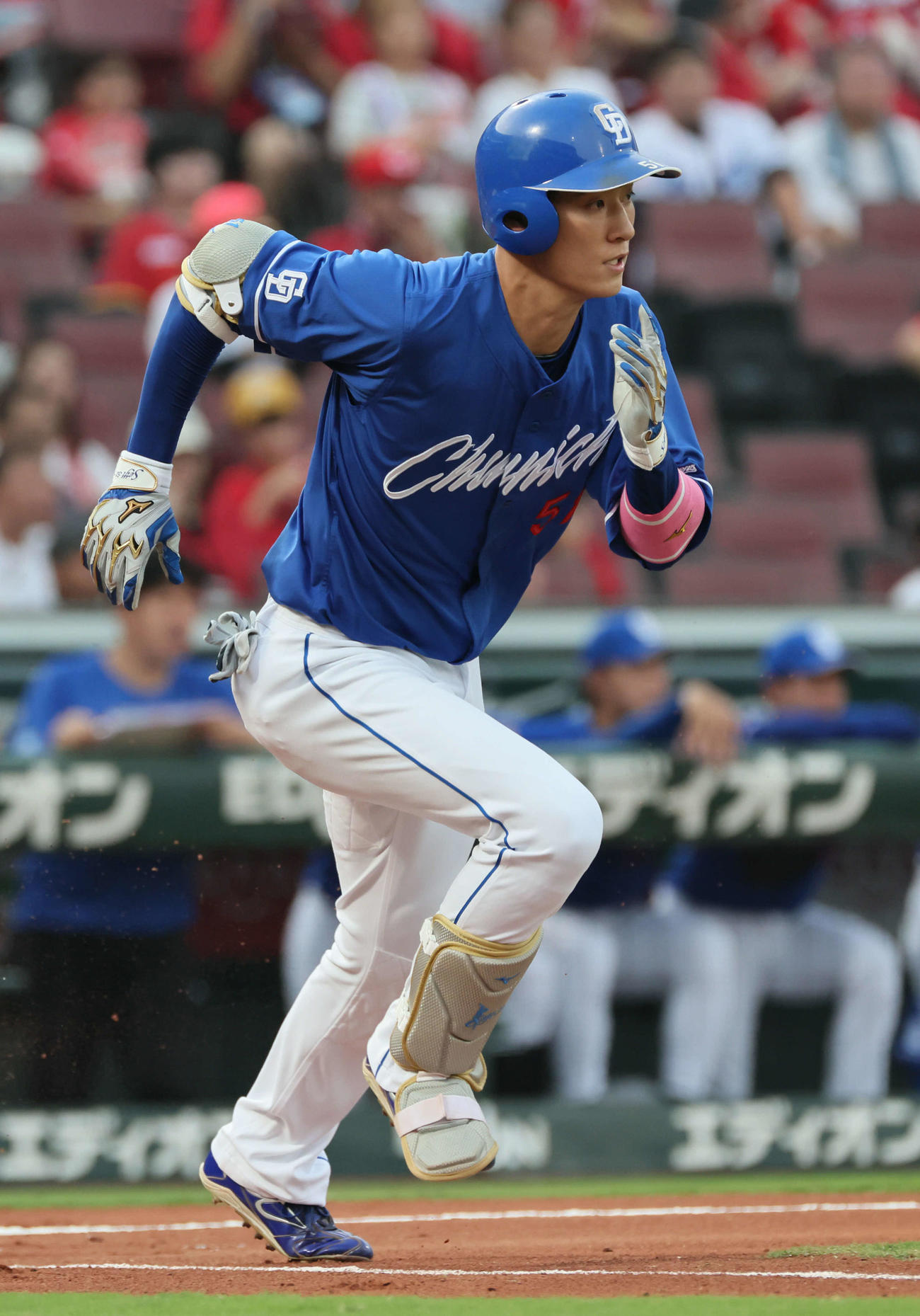 広島対中日　1回表中日無死一、二塁、二ゴロで一塁に向かって力走する上林（撮影・加藤孝規）