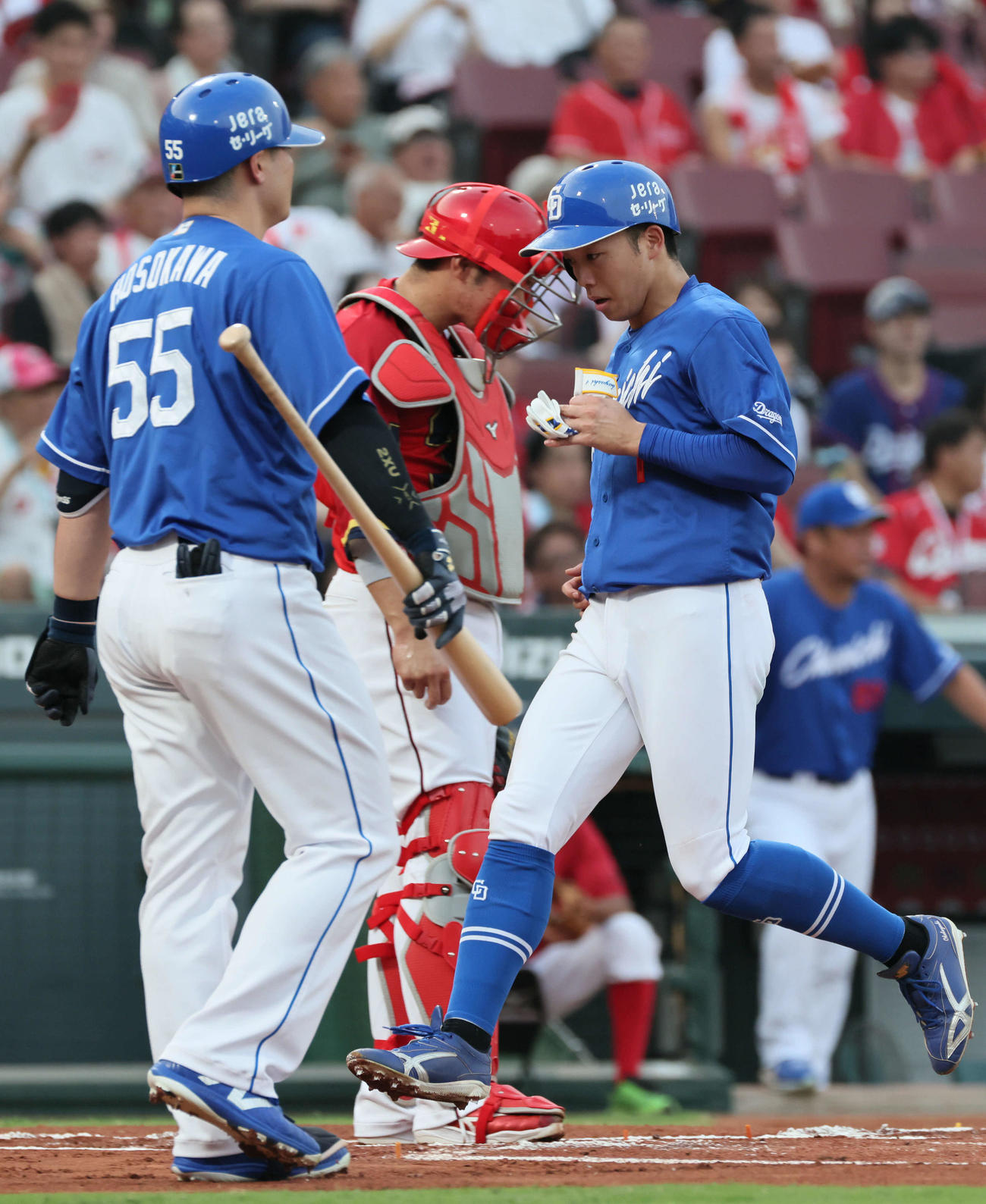 広島対中日　1回表中日1死一、三塁、打者細川の時、坂倉が二塁へ悪送球し、三走の岡林が生還（撮影・加藤孝規）