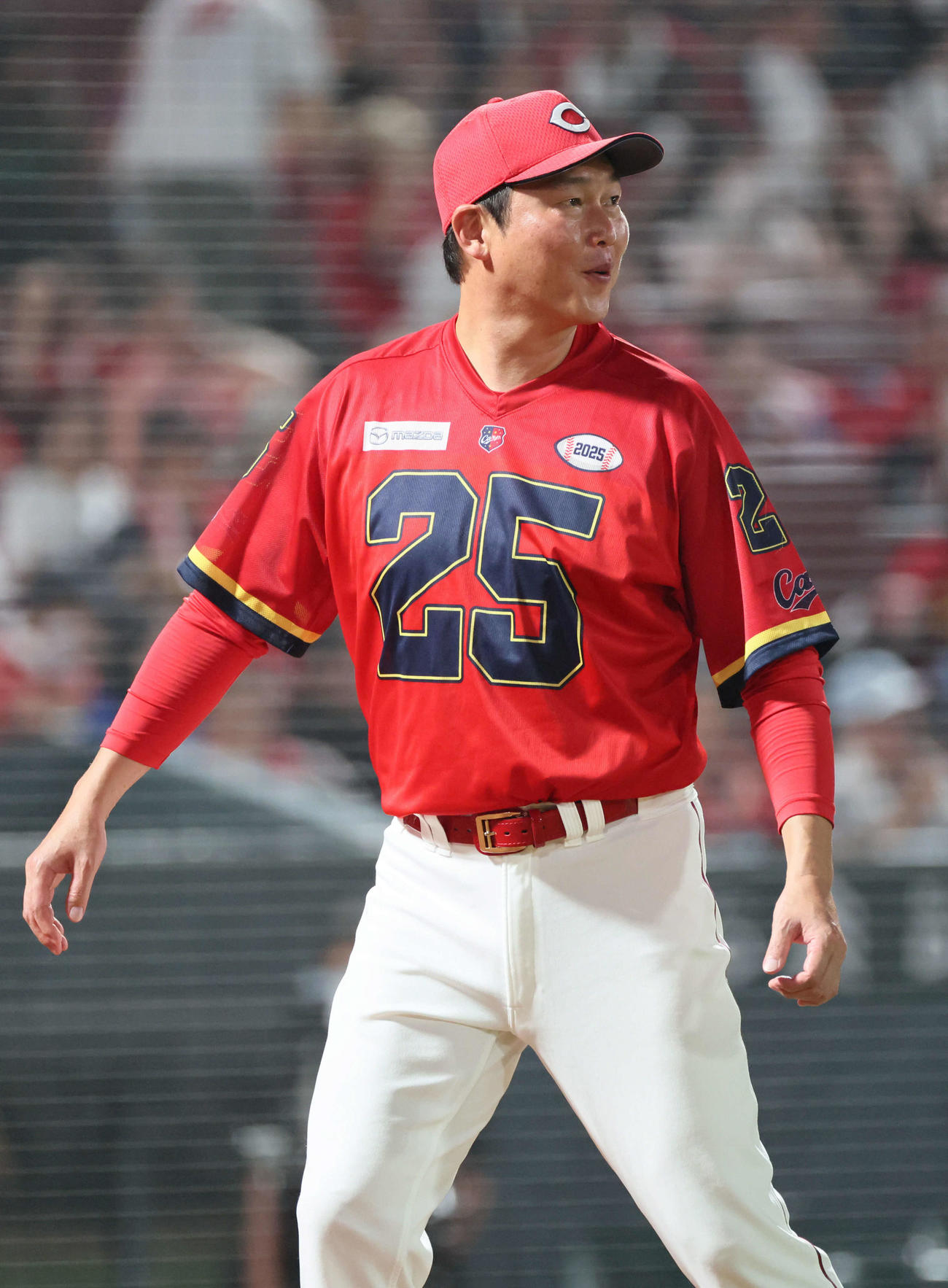 広島対中日　7回裏終了時、交代を告げる新井監督（撮影・加藤孝規）