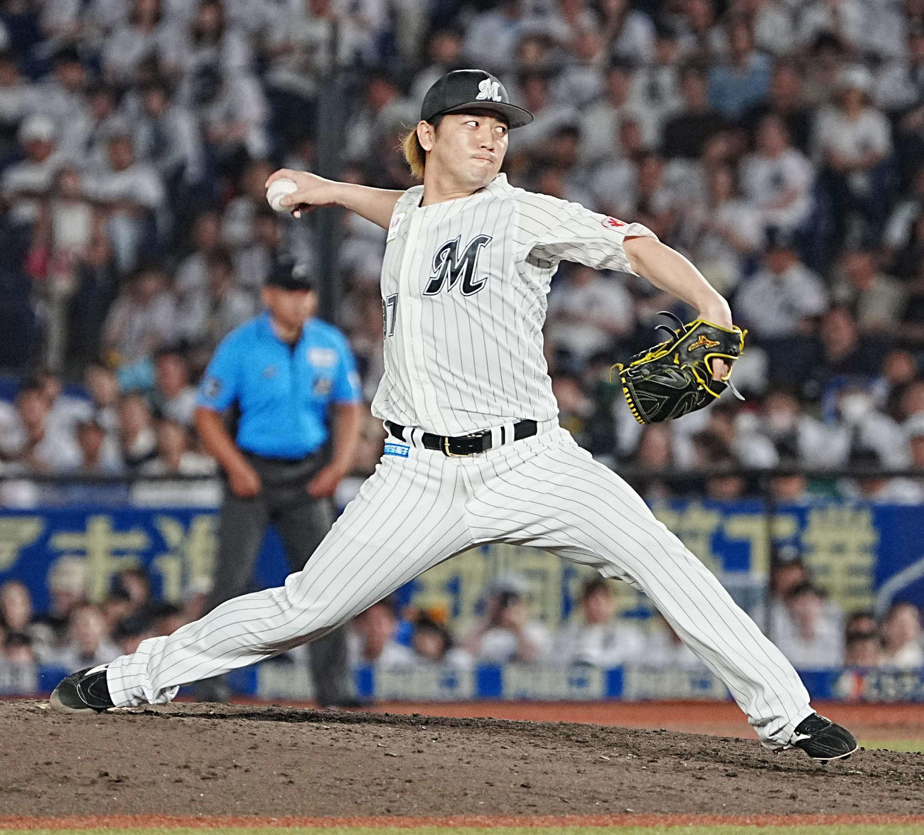 ロッテ対西武　ロッテ3番手で登板した小野（撮影・小沢裕）