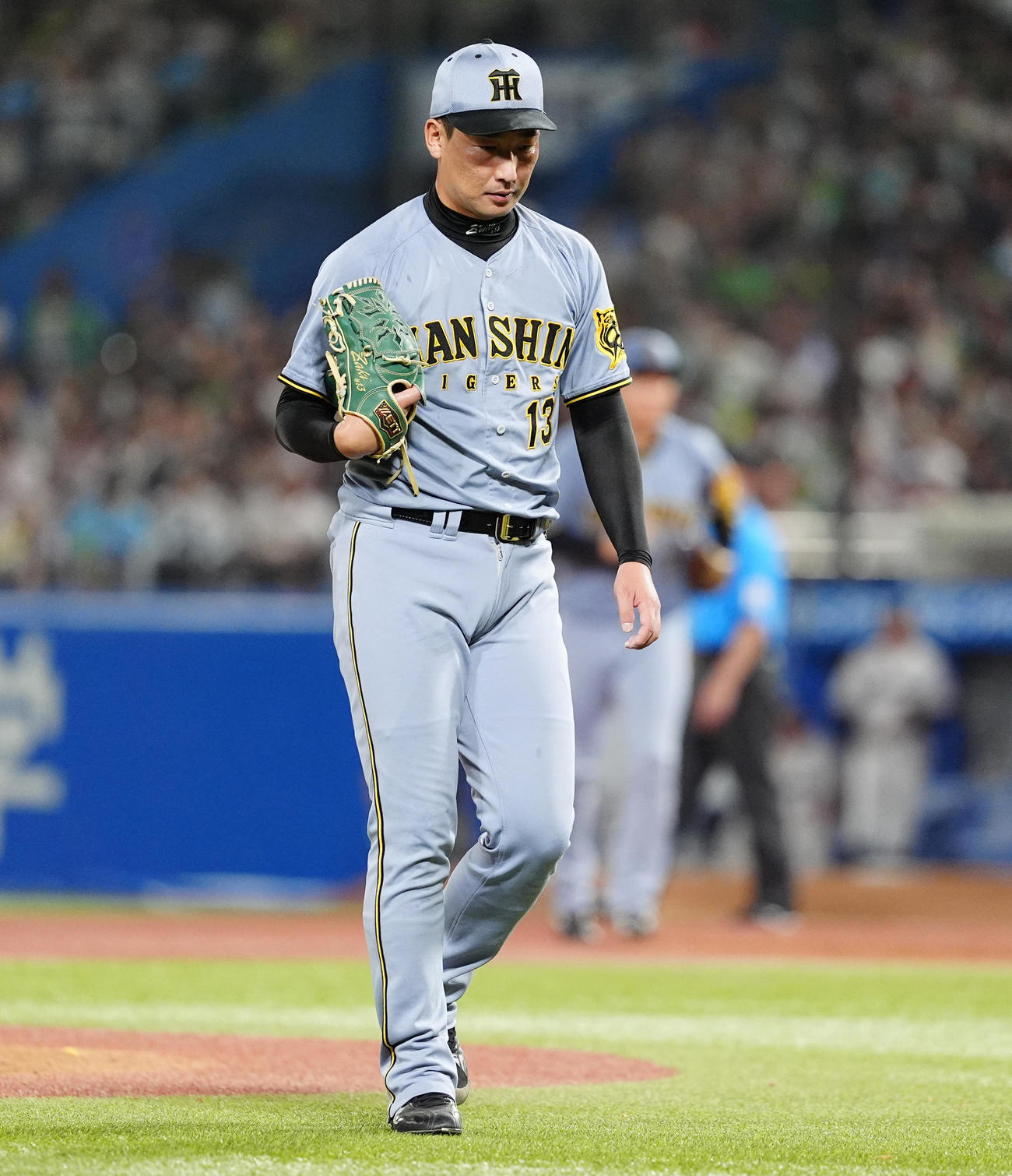 ヤクルト対阪神　9回裏に登板も失点で同点に追いつかれ厳しい顔をみせる阪神岩崎（撮影・清水貴仁）