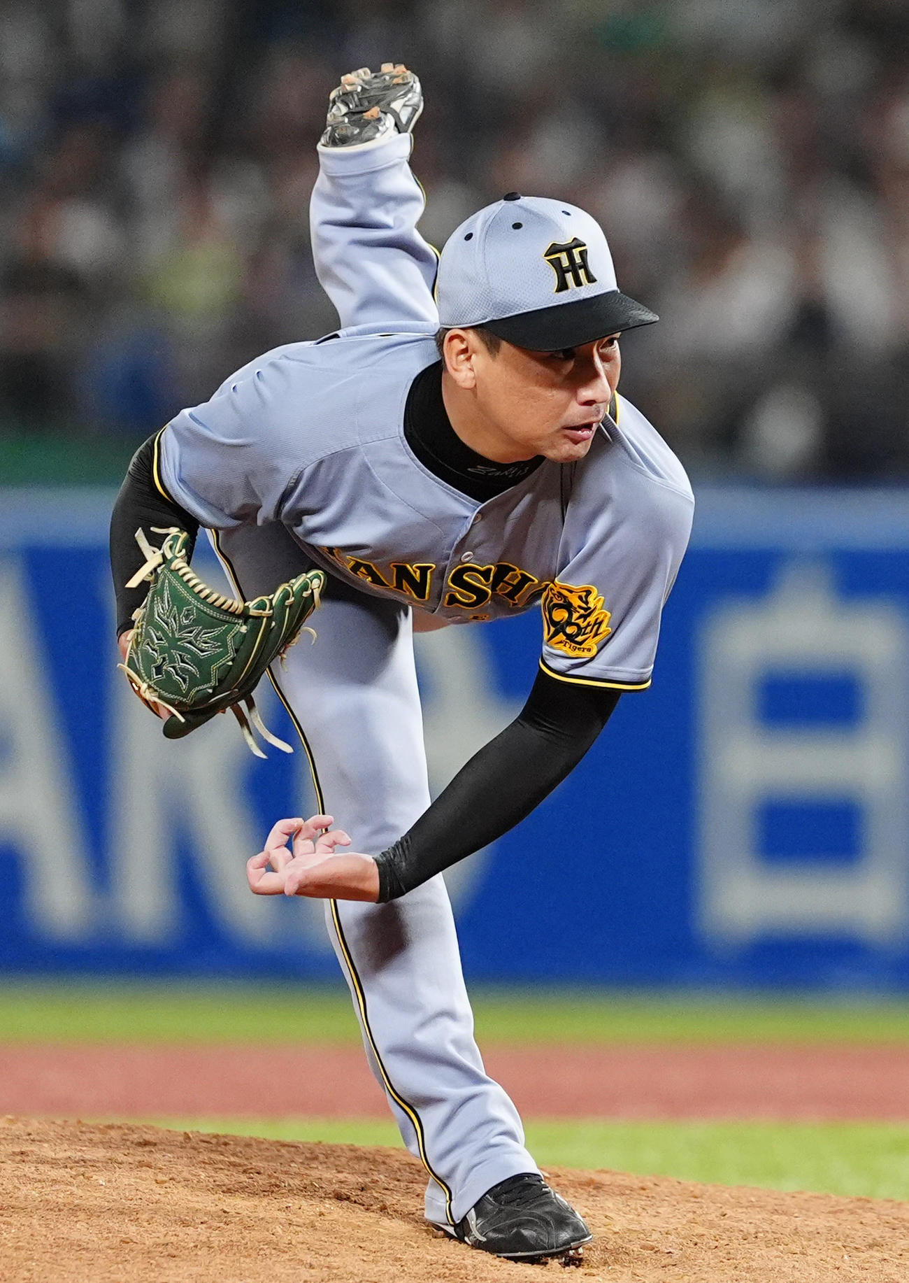 ヤクルト対阪神　9回裏に登板する阪神岩崎（撮影・清水貴仁）