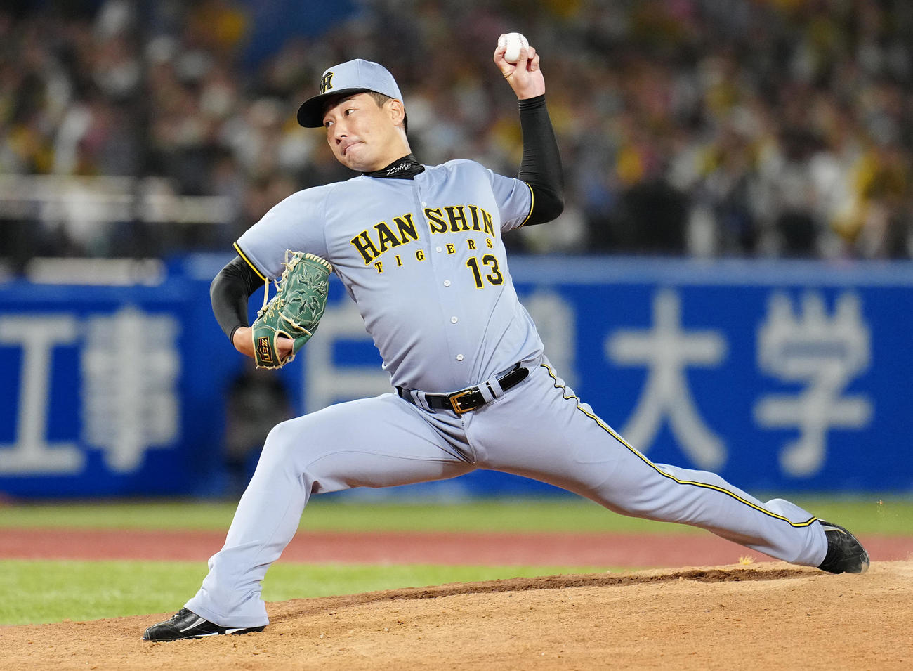 ヤクルト対阪神　9回裏から5番手で登板した阪神岩崎（撮影・鈴木みどり）