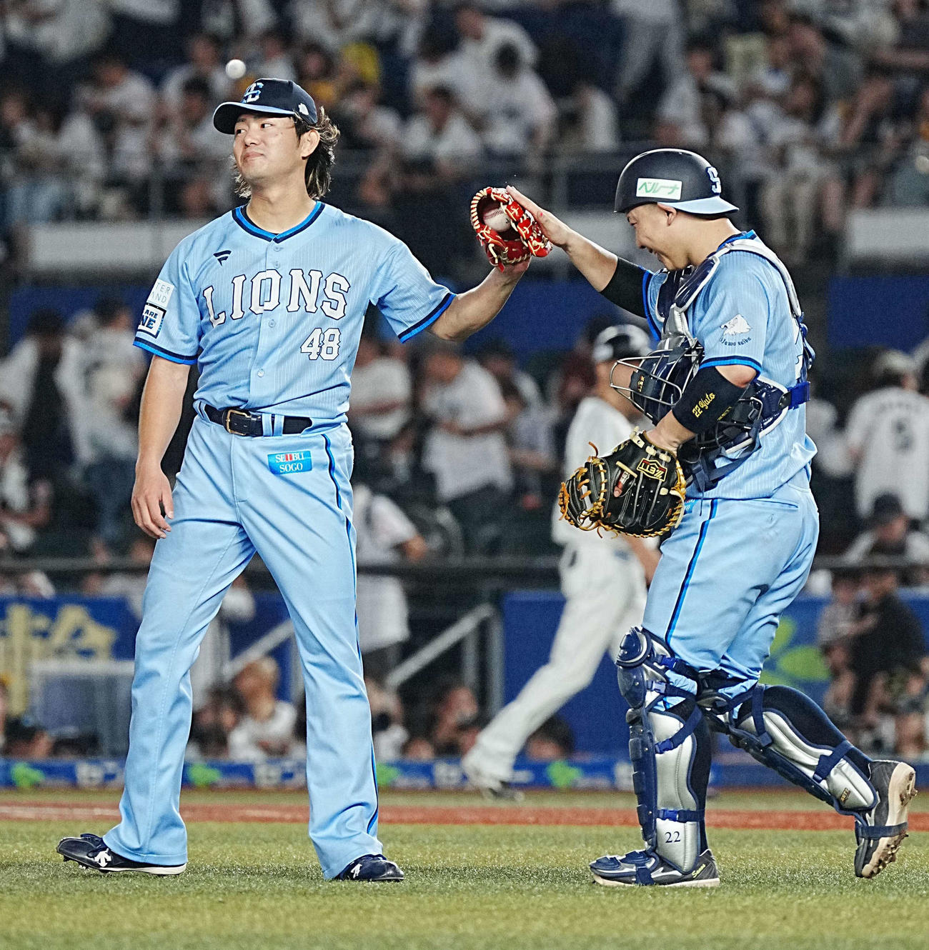 ロッテ対西武　今季8勝目を完封勝利で飾った西武先発の今井は古賀悠（右）とハイタッチ（撮影・小沢裕）